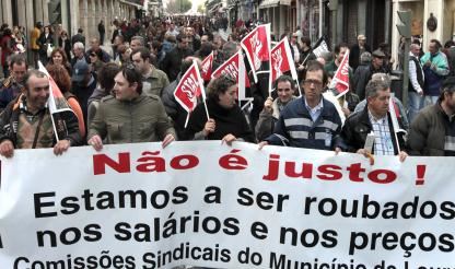 Funcionários públicos perdem até 30% do rendimento e privados poderão seguir exemplo - Estudo Deloitte